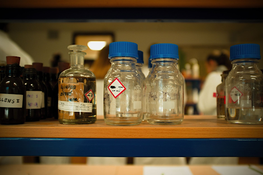 Vials im Fokus: Anforderungen an die sichere Aufbewahrung von Arzneimitteln Vials im Fokus